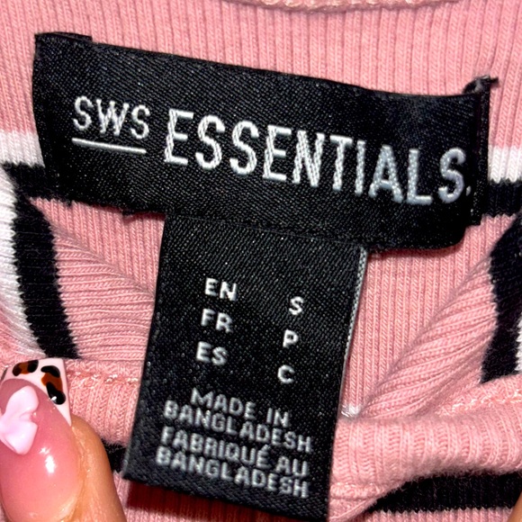 cute pink , black , and white shirt 🩷🖤🤍 - Picture 2 of 3